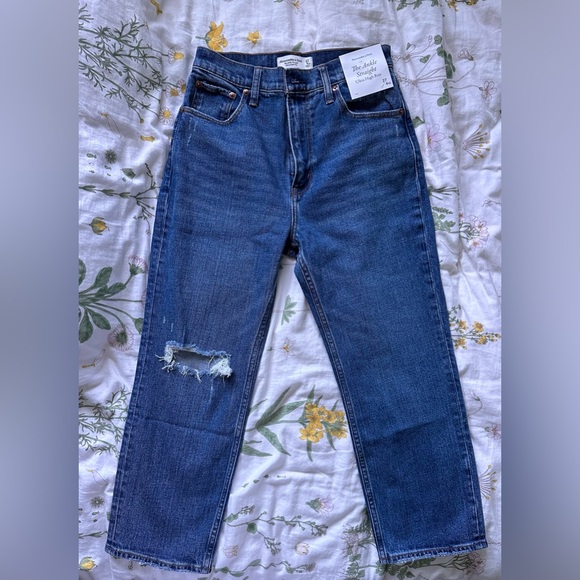 BNWT Abercrombie Ultra High Rise Ankle Straight Jeans - Picture 3 of 10
